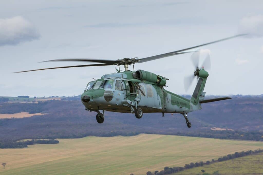El helicóptero H-60L Black Hawk es utilizado por la Fuerza Aérea Brasileña en las inundaciones que azotaron Rio Grande do Sul. Foto: Sgt. Müller Marin/FAB.