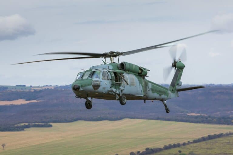 Helicóptero H-60L Black Hawk é usado pela Força Aérea Brasileira nas enchentes que atingem o Rio Grande do Sul. Foto: Sgt. Müller Marin/FAB.