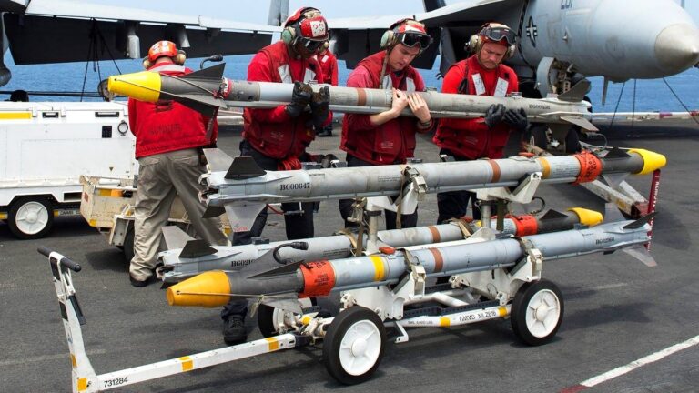Marinheiros dos Estados Unidos carregando mísseis AIM-9X Sidewinder. Foto: US Navy.