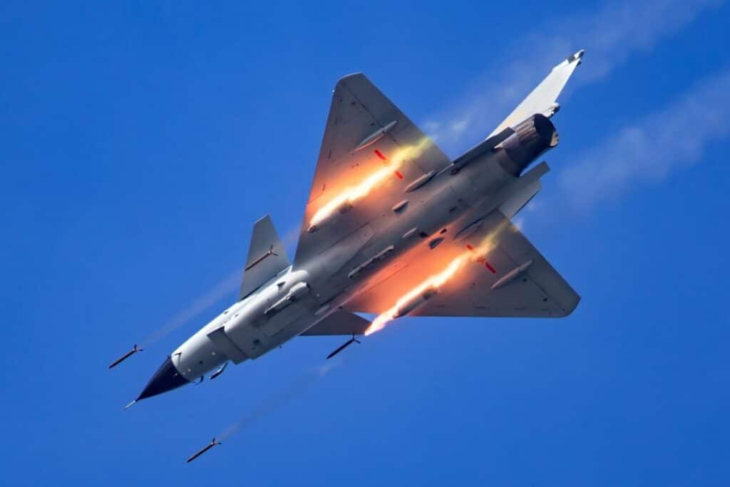 中国成都歼10战斗机发射火箭弹。照片来自@aviation07101/X。