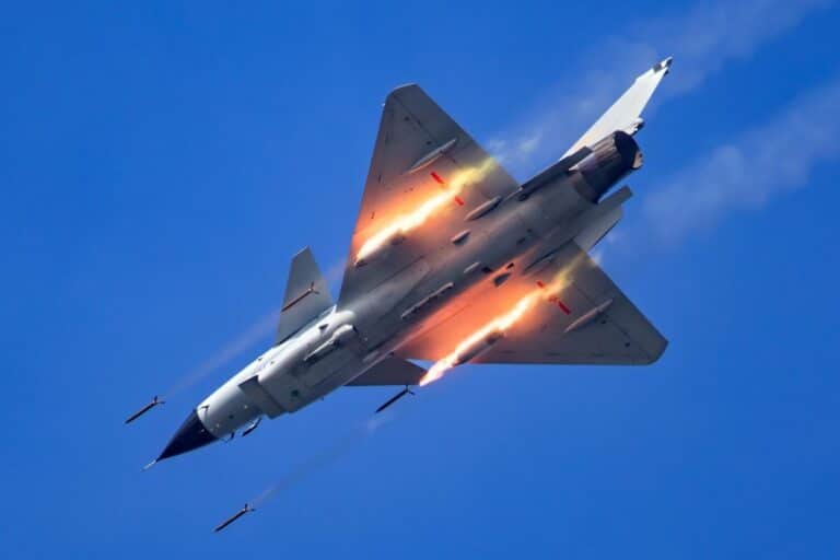 中国の成都J-10戦闘機がロケット弾を発射。写真は@aviation07101/X経由。