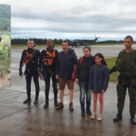 Família estava ilhada por enchentes no interior do RS e foi resgatada por militares do Esquadrão Pantera da FAB, com o helicóptero H-60 Black Hawk. FAB/Divulgação.