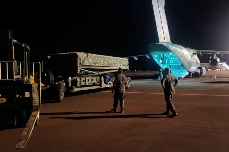 KC-390 transportou radar TPS-B34 de Chapecó (SC) para Canoas (RS). FAB/Divulgação.