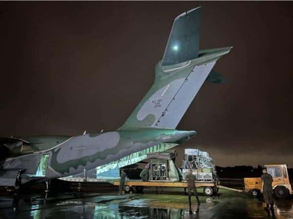 KC-390 Millennium 飞机将野战医院从加利昂 (RJ) 运送到卡诺阿斯 (RS)。材料被带到拉热阿多。 FAB/披露。