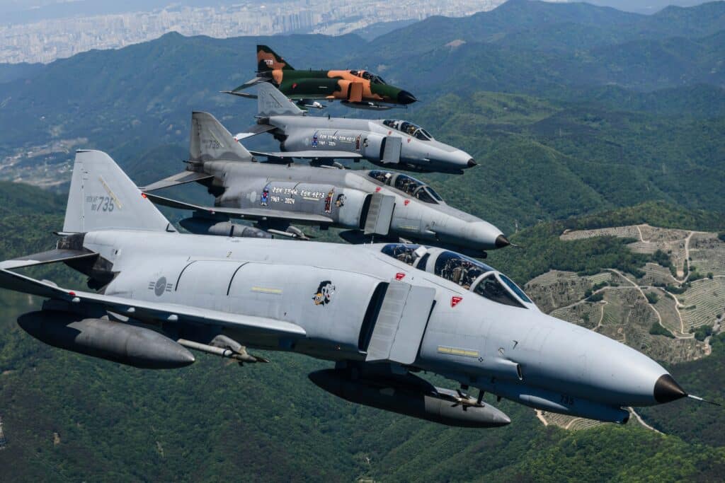Aviões de caça F-4 Phantom II da Coreia do Sul realizaram voo de despedida. Jatos serão aposentados em junho. Foto: Força Aérea da Coreia do Sul.