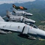 Los aviones de combate surcoreanos F-4 Phantom II realizaron un vuelo de despedida. Los aviones se retirarán en junio. Foto: Fuerza Aérea de Corea del Sur.