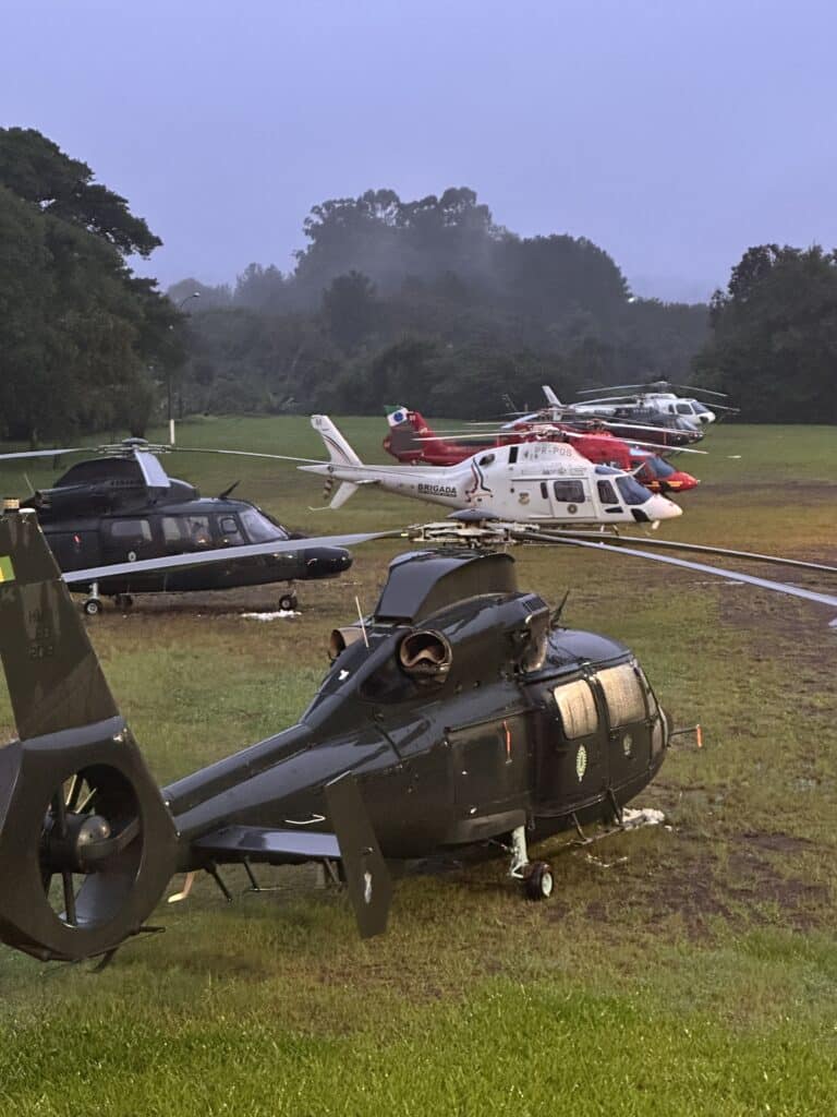 ラヘアードのリオグランデ・ド・スルを通過する空撮活動の一部。ブラジル陸軍、軍事旅団、RS軍消防署、パラナ憲兵隊、建設会社Pasqualotto & GTのヘリコプター。写真: ガブリエル・ゴメス/@imagensgabriel。