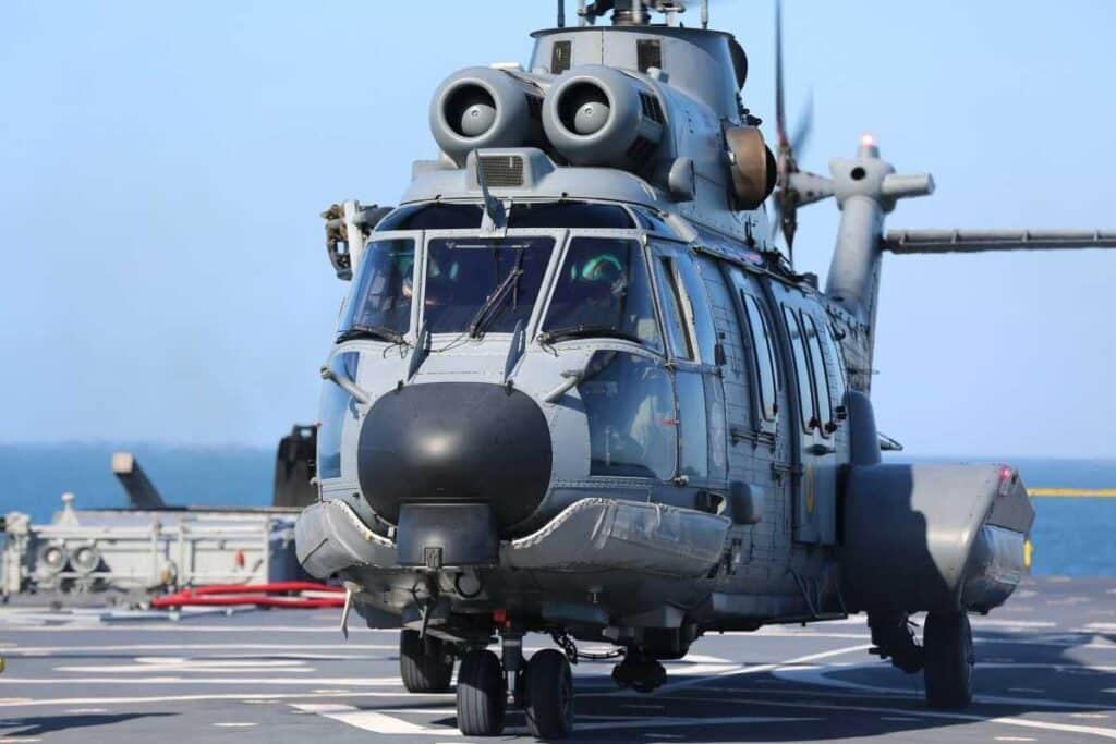 ブラジル海軍は、ブラジル海軍/ディスクロージャーを支援するために、Uh-15 スーパー クーガー (写真) と UH-12 エスクイロ ヘリコプターを配備しています。