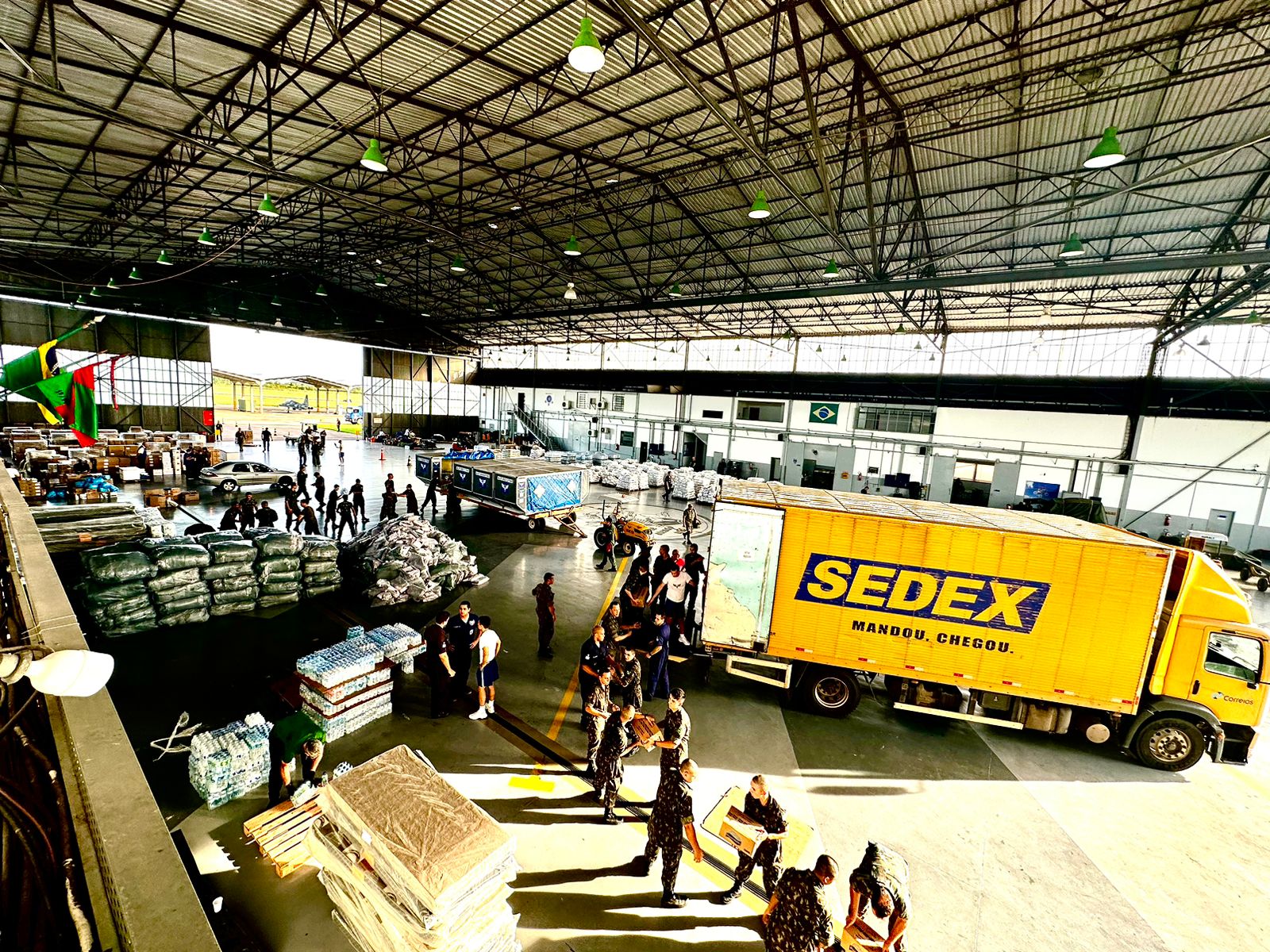 Hangar do Esquadrão Pampa da Base Aérea de Canoas está lotado de donativos e suprimentos. Foto: Esquadrão Pampa. 
