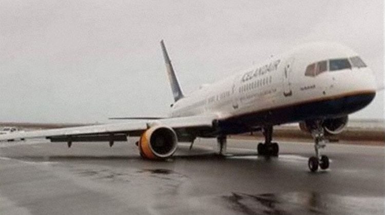 ぶらんこ Icelandair Boeing 757 suffers landing gear collapse in Keflavik