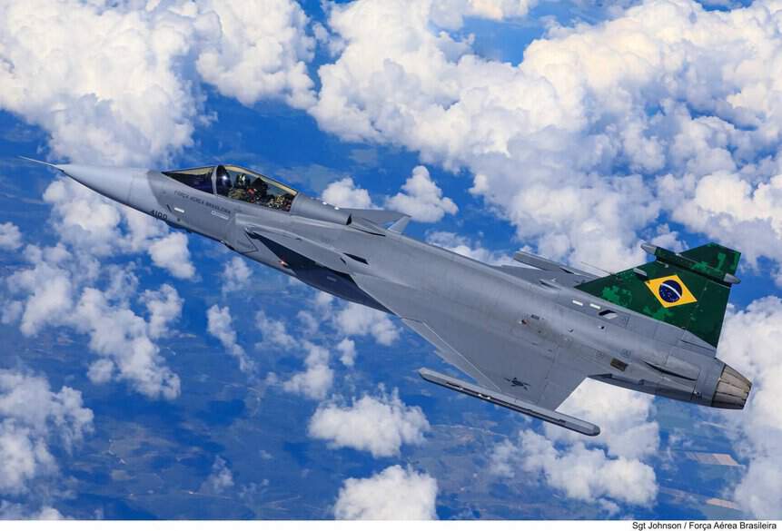 Embraer muestra FAB Gripen E volando en Brasil con piloto brasileño