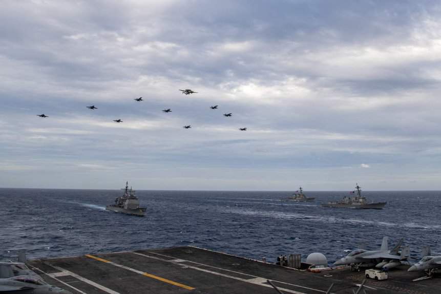 シナ海で共に活動する XNUMX 隻の米海軍航空母艦の飛行隊