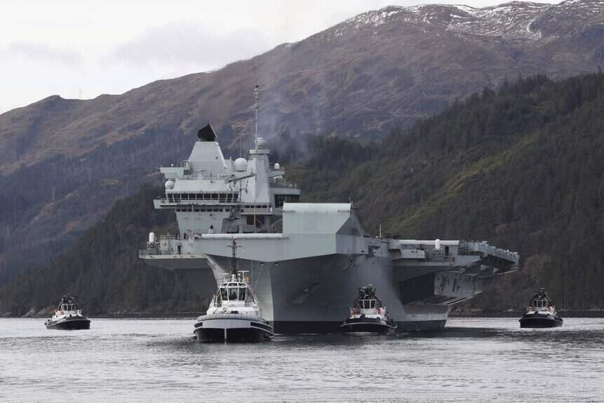 Porta-aviões HMS Queen Elizabeth visita a Escócia pela primeira vez