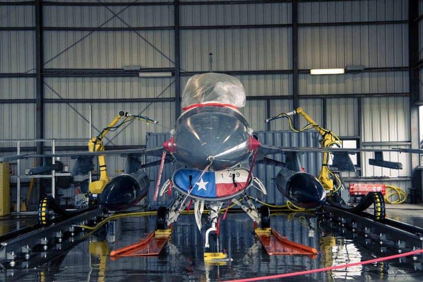 米空軍がF-16戦闘機を洗浄するロボットを導入