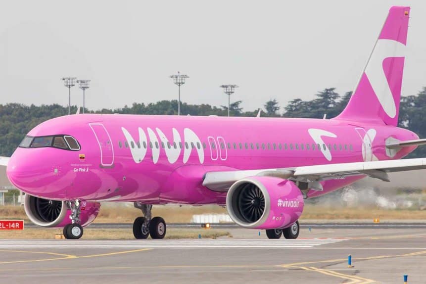 ピンクのビバ・エア・コロンビアの塗装を施したエアバス A320neo が