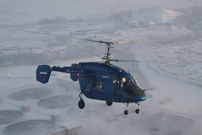 Ka-226T modernizado faz primeiro voo de testes circular