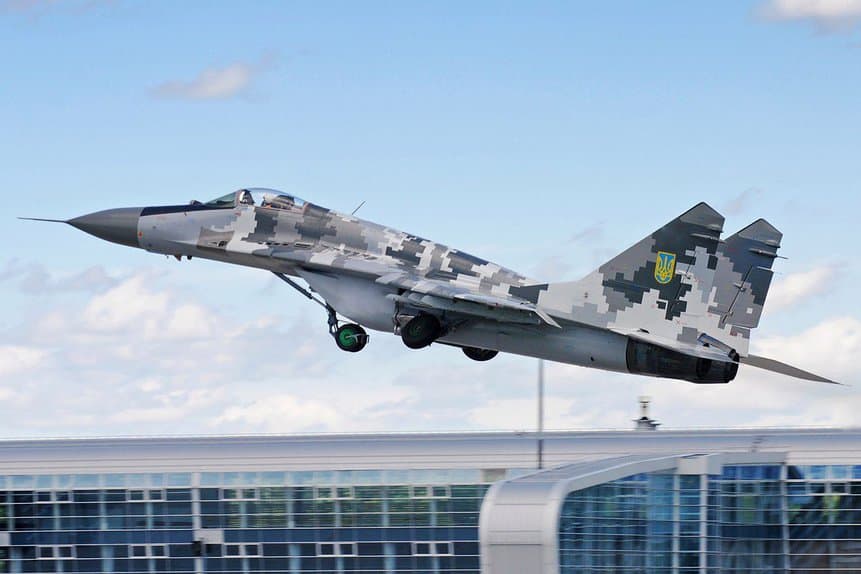 Ucrânia reforma caça MiG-29 e o pinta com cores extravagantes