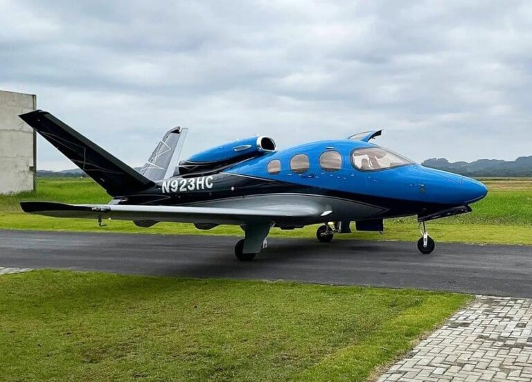 Cessna117出品 2個口PFC-1000 + Cirrus II Cirrus will demonstrate a single-engine executive jet in Jundiaí