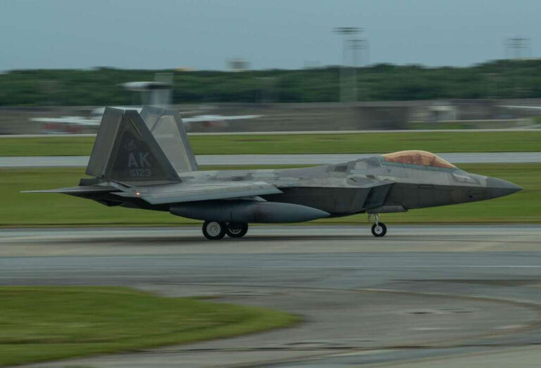 F-22_Kadena_2-768x523.jpg