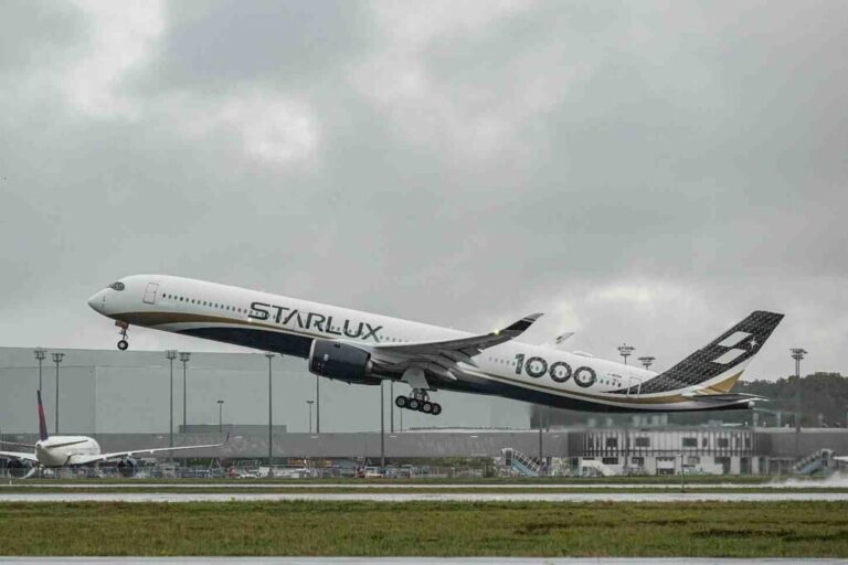 スターラックス航空が最初の A350-1000 を受領し、特別塗装を公開しま